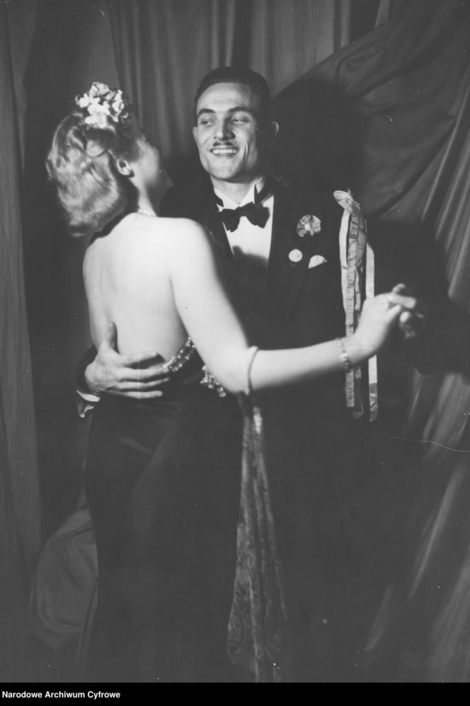 Sylwestrowe bale w II RP. Elegancja, szampan i mazur o północy