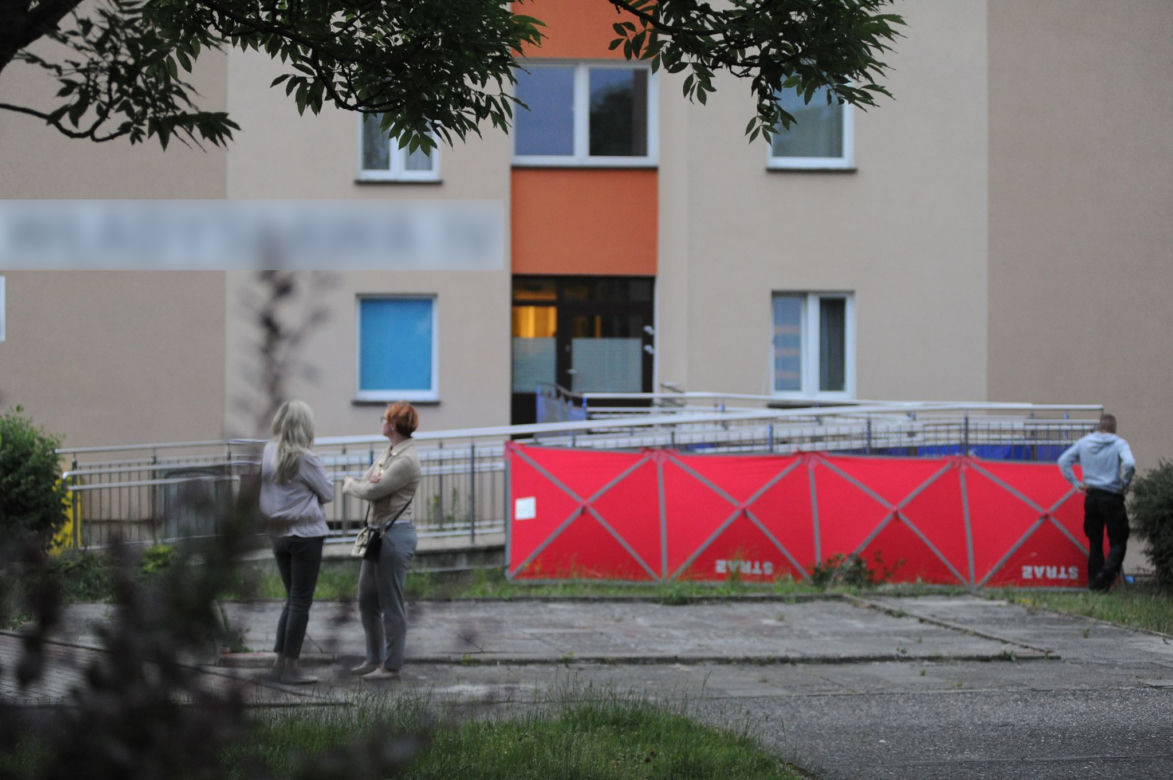 Amelka i Sebastian wypadli z 9. piętra wieżowca w Koszalinie. Matka stanie przed sądem