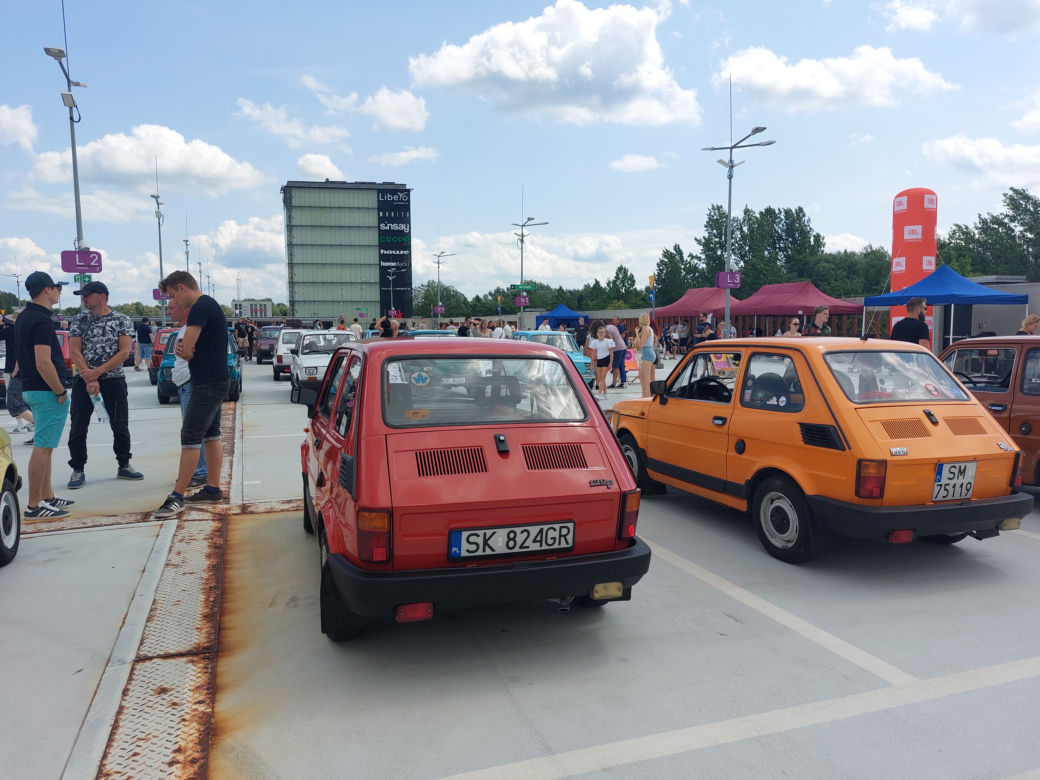 Zlot fiatów 126p w Galerii Libero w Katowicach