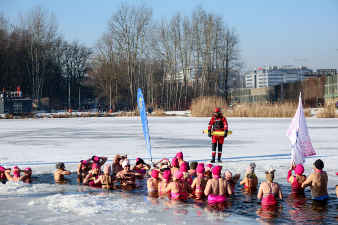 Różowe morsowanie idealne na pomaganie. Trzy Stawy opanowali amatorzy zimnych kąpieli