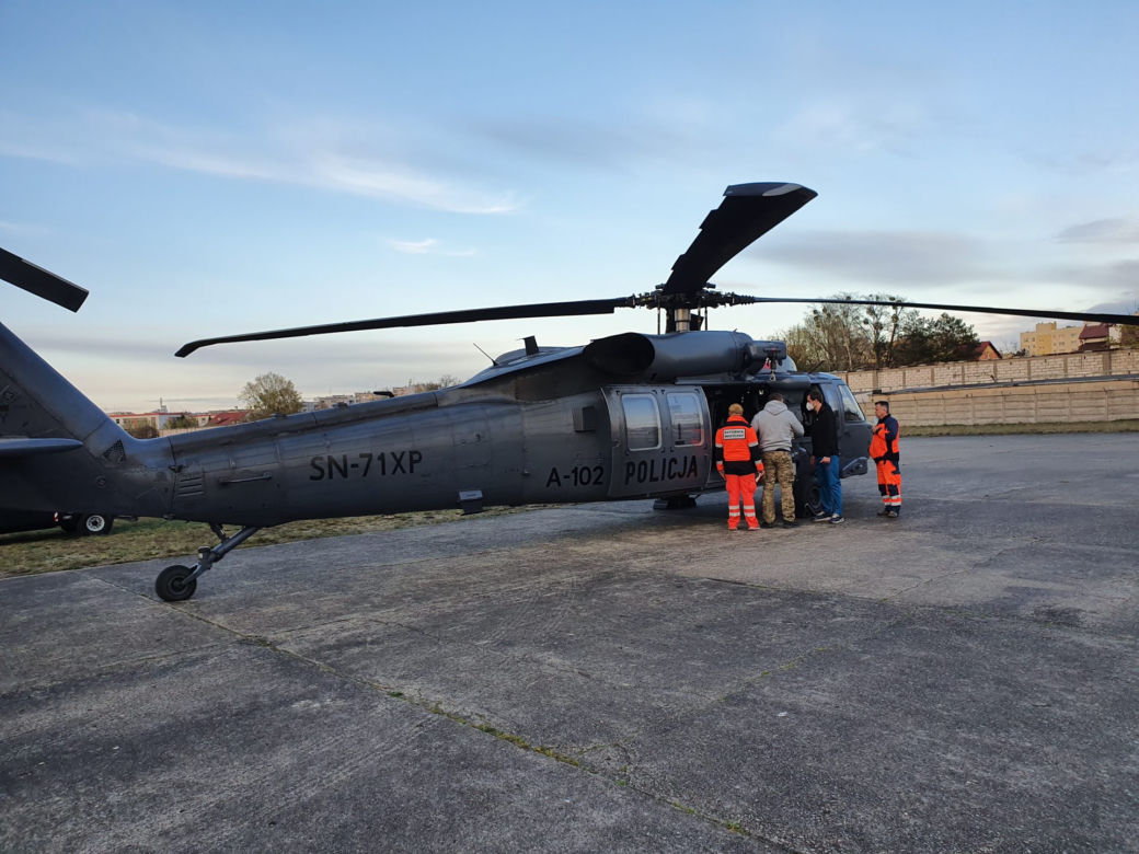 Policyjny śmigłowiec Black Hawk pomógł w ratowaniu życia pielęgniarki