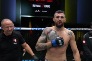 Wielka wygrana Polaka w UFC! Cezary Oleksiejczuk walczył z kontuzją. Schodził o kulach