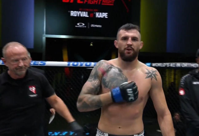 Wielka wygrana Polaka w UFC! Cezary Oleksiejczuk walczył z kontuzją. Schodził o kulach