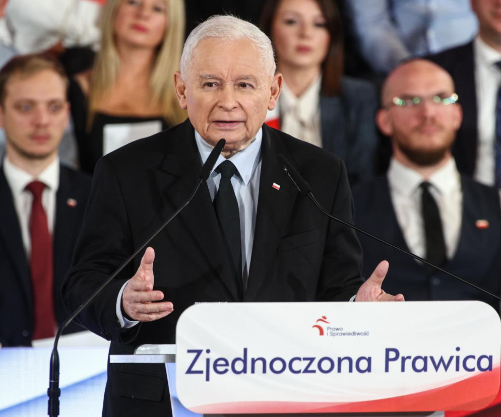 Jarosław Kaczyński przemawia za pulpitem z napisem Zjednoczona Prawica. O apelu prezesa PiS przeczytasz na SE Polityka.