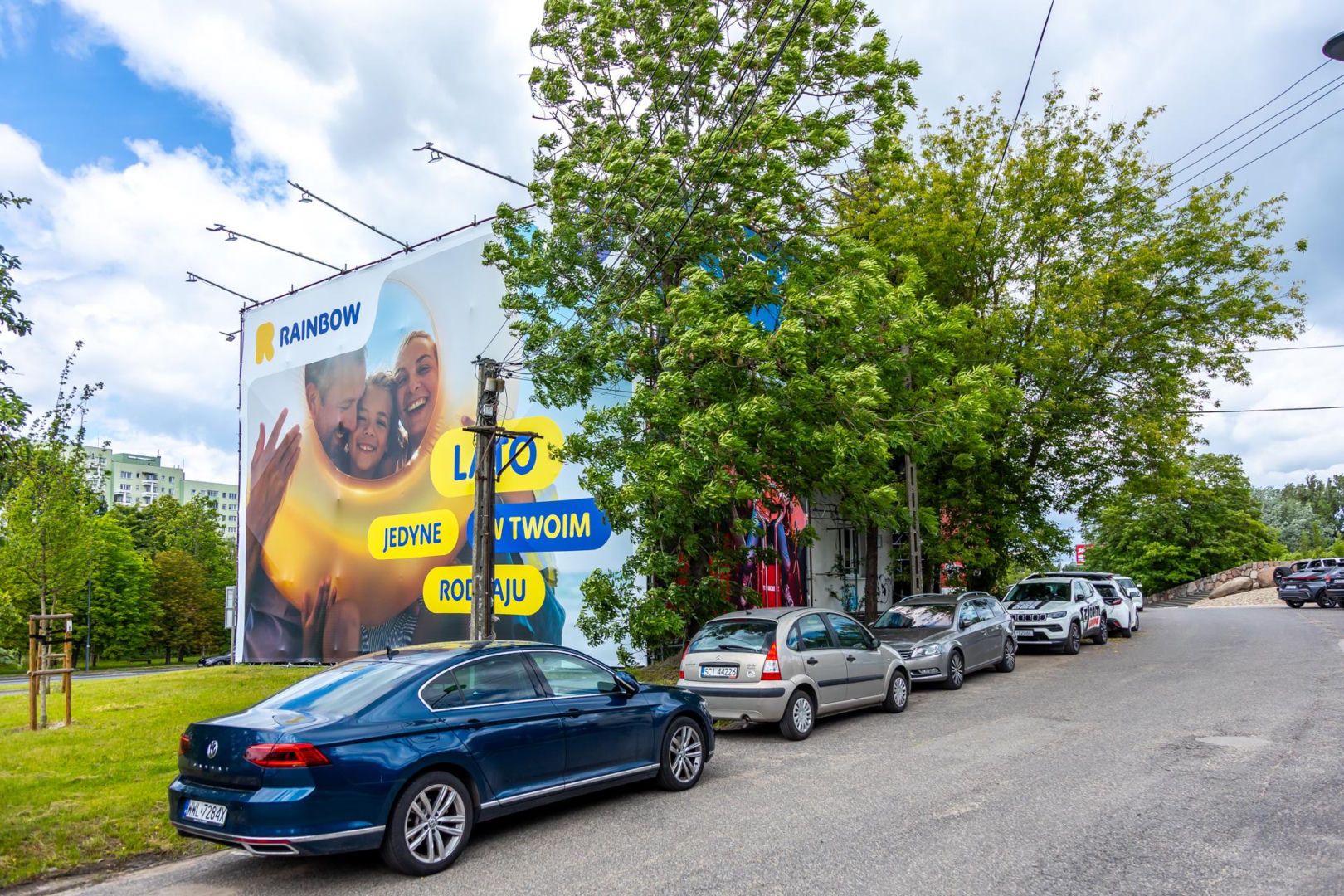 Otoczony reklamami dom przy Dolinie Służewieckiej w Warszawie
