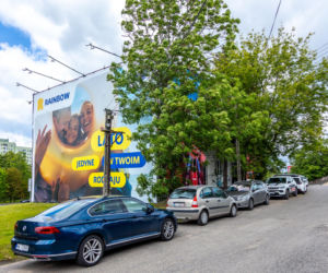 Otoczony reklamami dom przy Dolinie Służewieckiej w Warszawie