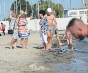 Senyszyn na plaży podrywa półnagich mężczyzn
