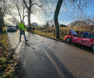 Zajączki. Strażacy nie dotarli na ważną uroczystość z powodu wypadku. Zderzyli się z kierującym ciągnikiem [ZDJĘCIA].
