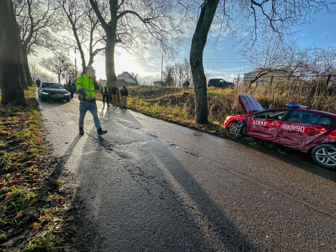 Zajączki. Strażacy nie dotarli na ważną uroczystość z powodu wypadku. Zderzyli się z kierującym ciągnikiem [ZDJĘCIA].