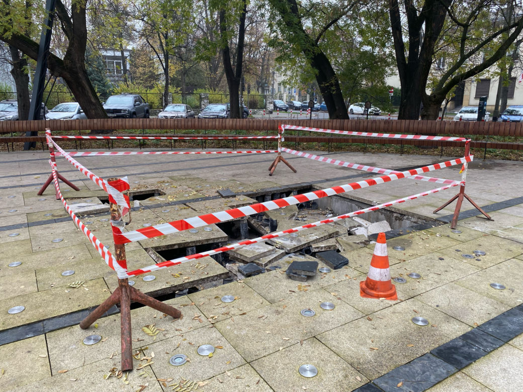 Uszkodzona fontanna na placu Axentowicza 
