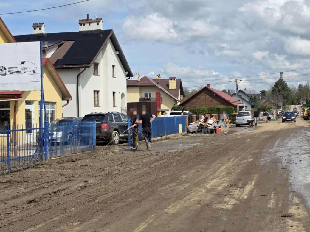 Woda wlewała się oknem do mieszkania