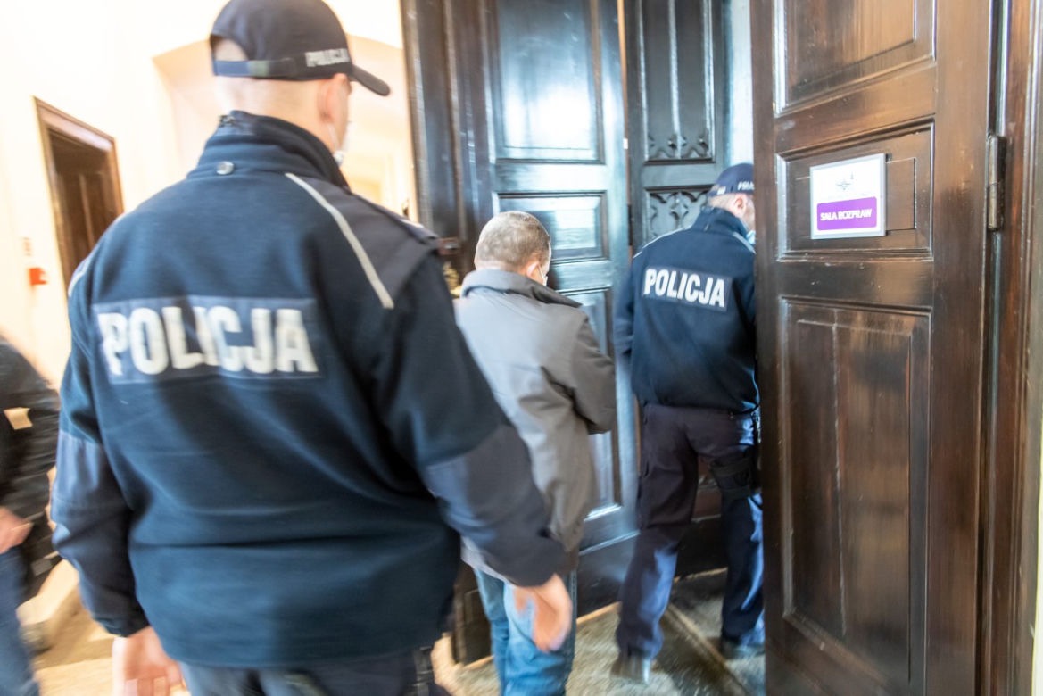 Ogień zabił matkę i trzy córki, bo on po pijaku gotował obiad - ruszył proces