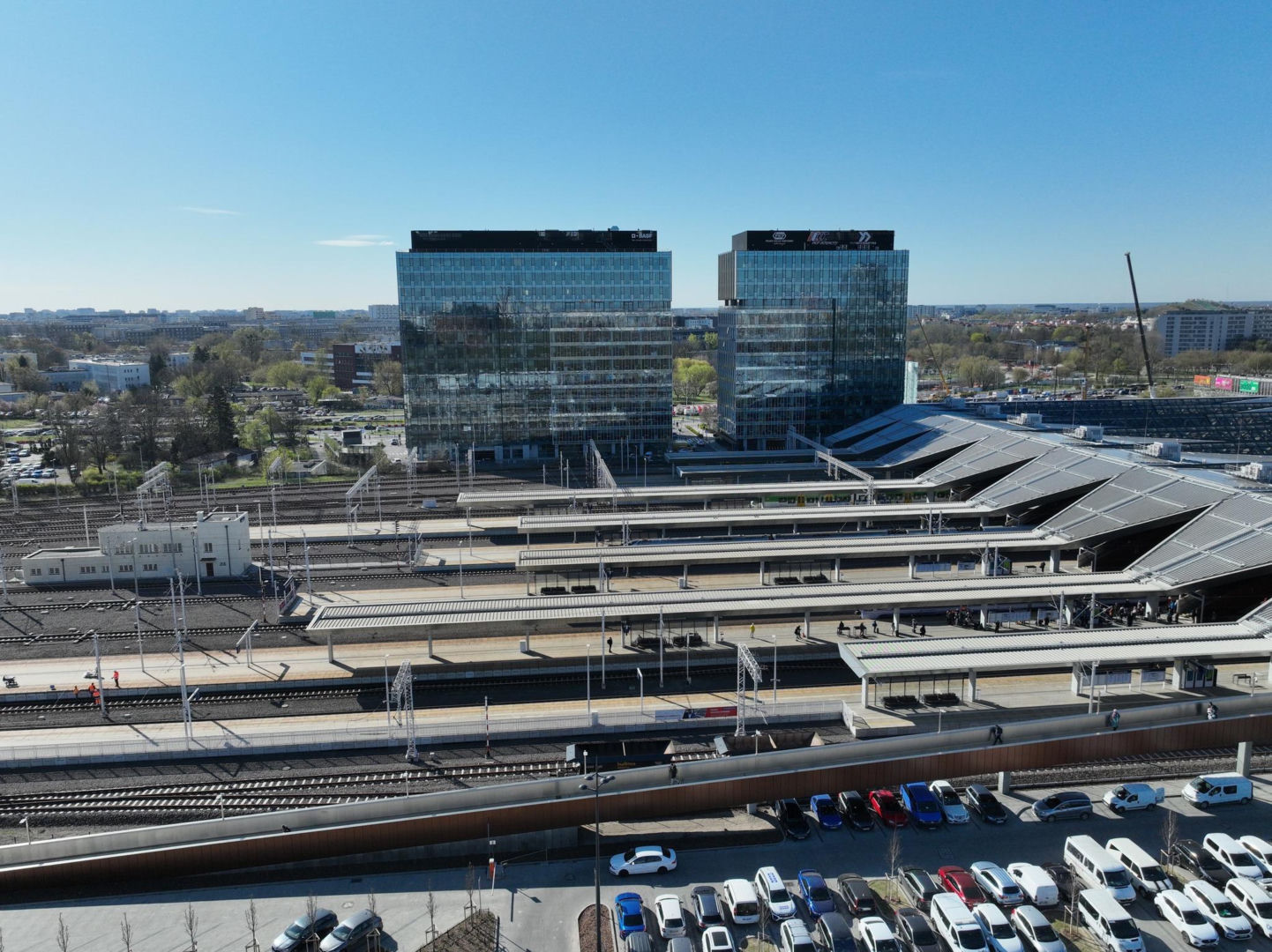 Dworzec Warszawa Zachodnia i widok na kładkę dla pieszych nad peronami