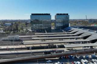 Warszawa Zachodnia. Kładka zamknięta od dziś. Inżynierowie czekali na słońce, by położyć nowoczesną żywicę