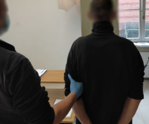 Dywity. Napadł na sąsiada i zażądał wydania... papierosa. Grozi mu do 12 lat więzienia
