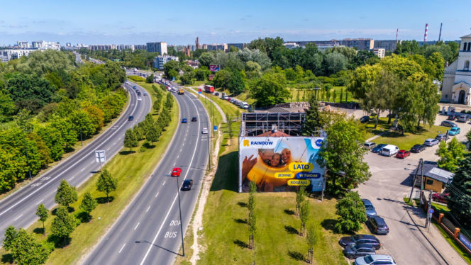 Otoczony reklamami dom przy Dolinie Służewieckiej w Warszawie