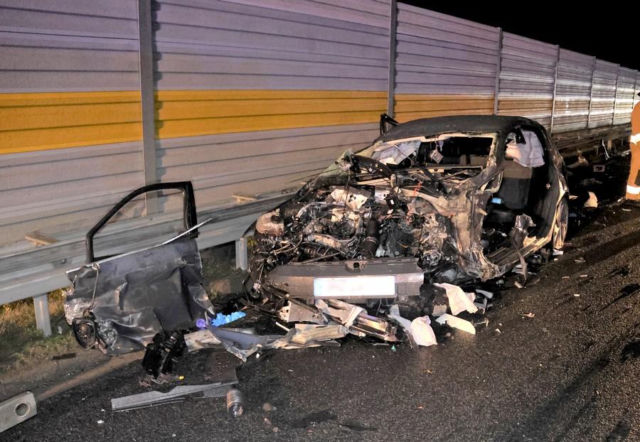 Pijany 50-latek za kierownicą Volkswagena uderzył w bariery, po czym wjechał na jezdnię prowadzącą w przeciwnym kierunku i czołowo zderzył się z ciężarówką