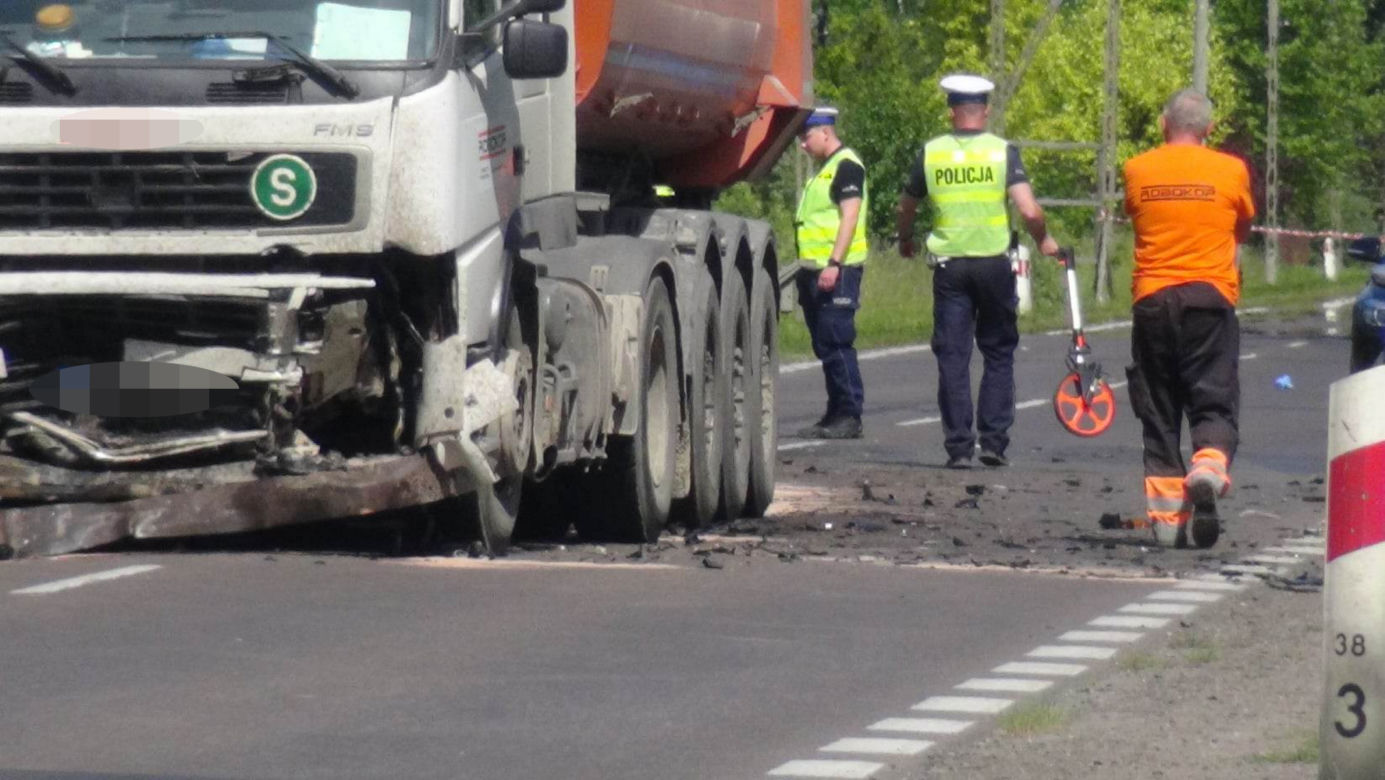 Śmiertelny wypadek pod Grodziskiem Mazowieckim. Jedna osoba zginęła, walczą o życie 12-letniego dziecka