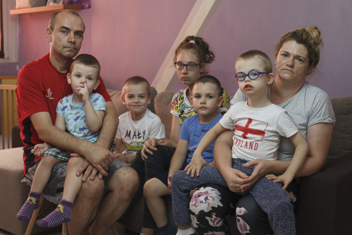 Chore dzieci wciskają do meliny