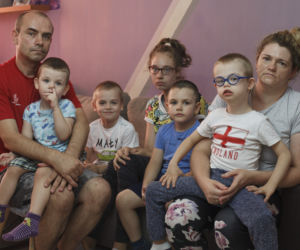 Chore dzieci wciskają do meliny