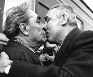 Tak Gierek całował się z mężczyznami