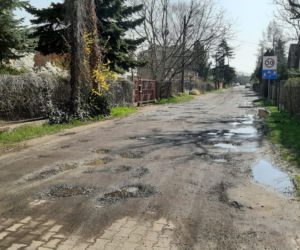 Łatanie drogi gruntowej asfaltem nic nie dało! Tak dziś wygląda ul. Wicherkiewicz