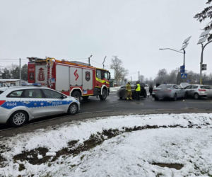 Trzy auta rozbite, dwie osoby w szpitalu. Wypadek pod Makowem Mazowieckim
