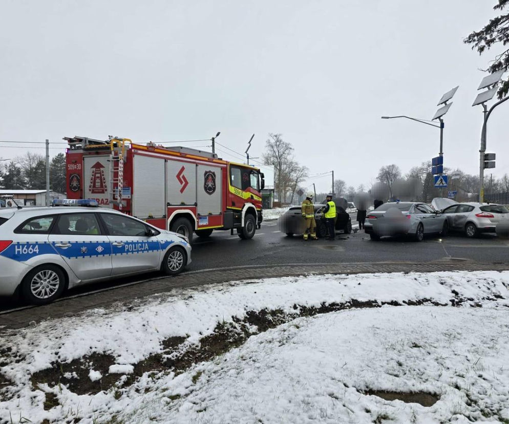 Trzy auta rozbite, dwie osoby w szpitalu. Wypadek pod Makowem Mazowieckim