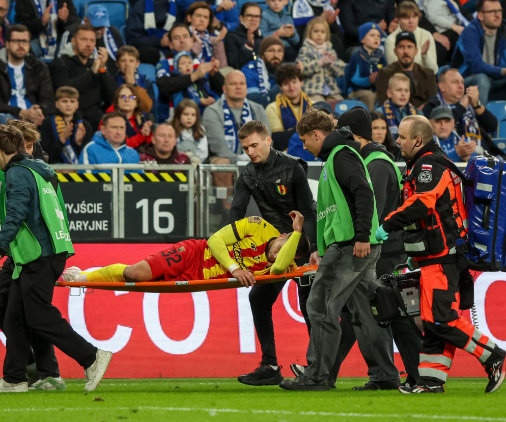 Służby medyczne niosą Ondreja Lingra na noszach podczas meczu. O kontuzji piłkarza przeczytasz na SE Supersport.