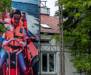 Otoczony reklamami dom przy Dolinie Służewieckiej w Warszawie
