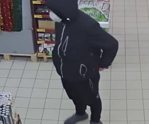 Okradł sklep w Dobrzejewicach koło Torunia. Rozpoznajesz go?