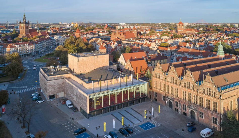 Nr 2/2024: Teatr Wybrzeże w Gdańsku, proj. Autorska Pracownia Architektoniczna – Jacek Bułat / Warsztat Architektury Pracownia Autorska Krzysztof Kozłowski