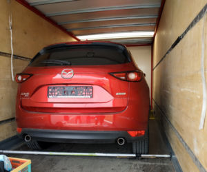 Kradziona Mazda przewożona na pace kradzionej ciężarówki