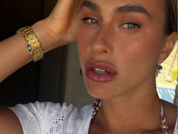 Duże piersi Aryny Sabalenki aż rwały się na wolność w ciasnym bikini. Zmysłowe fotki z urlopu