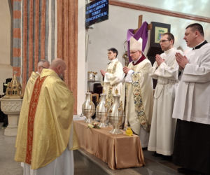 [RELACJA] Bp Zadarko do księży: Jesteśmy namaszczeni i posłani do wszystkich, także tych, których nie ma w kościele, chorych i uwięzionych w swoich nałogach