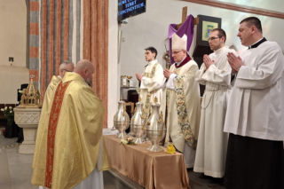 [RELACJA] Bp Zadarko do księży: Jesteśmy namaszczeni i posłani do wszystkich, także tych, których nie ma w kościele, chorych i uwięzionych w swoich nałogach