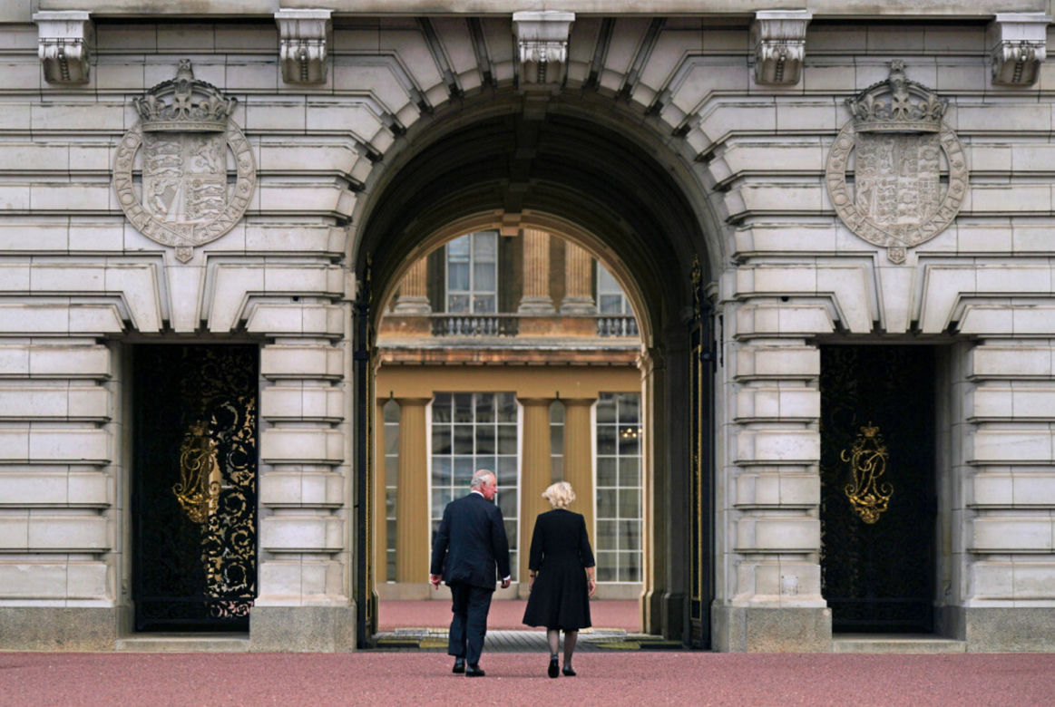 Pałac Buckingham podpalony! Płomienie w rezydencji rodziny królewskiej