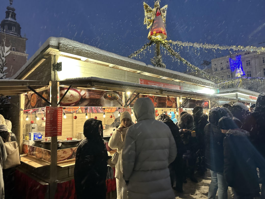 Choinka rozbłysła na Rynku Głównym. Tak wygląda Kraków w zimowej scenerii! 