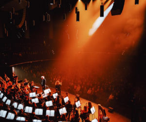 Alexandra Crișan śpiewa Metallicę, Adele i Queen z pełną orkiestrą symfoniczną. Ten głos wypełnia sale koncertowe!