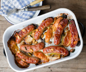 Wyborna biała kiełbasa pieczona z miodem i jabłkami 