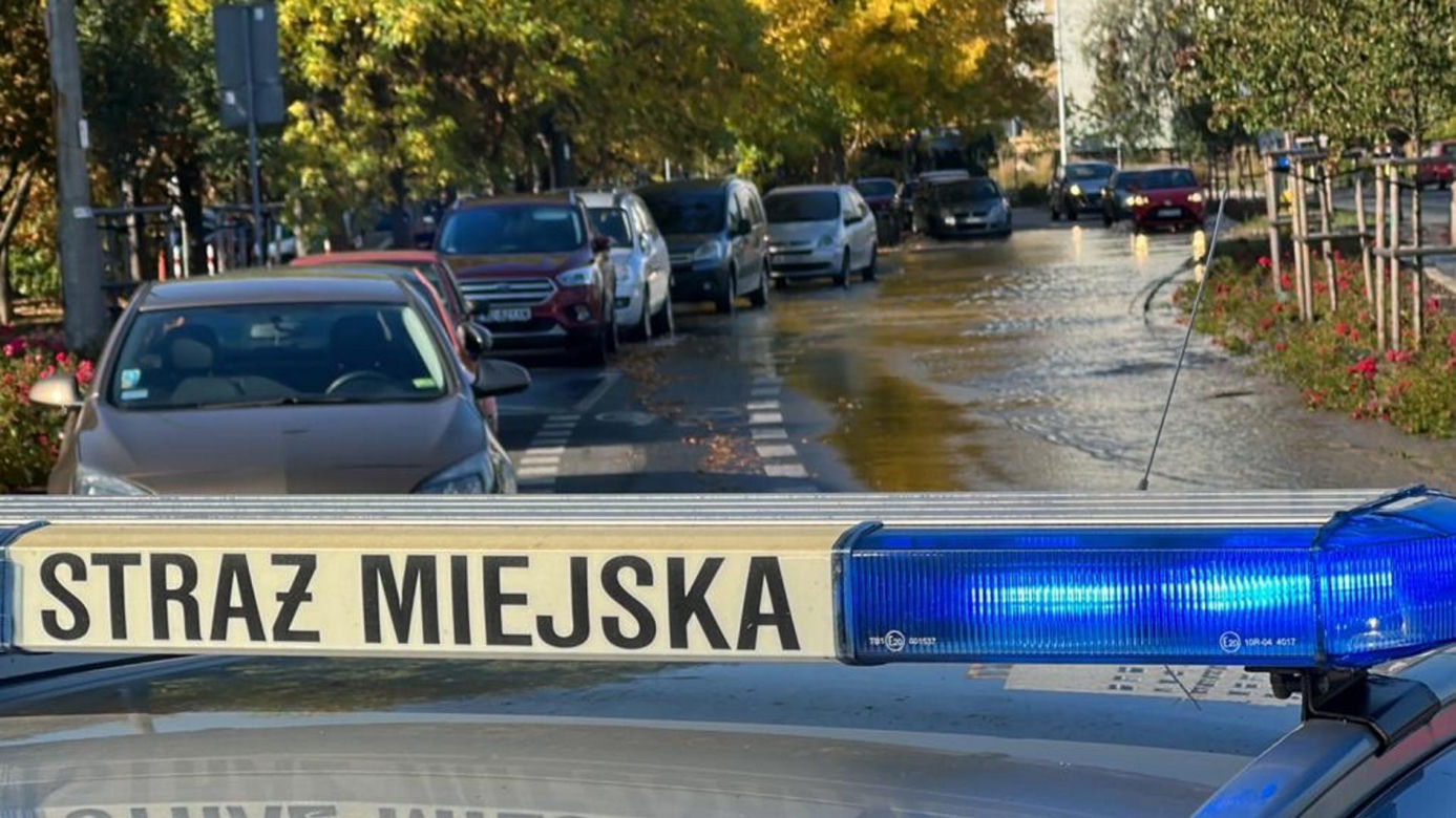 Ulica Abrahama jak rwąca rzeka. Mieszkańcy i pływalnia bez wody