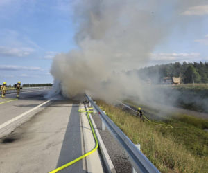 Pożar naczepy ciężarówki spowodował kilkugodzinne utrudnienia na autostradzie A2 w powiecie siedleckim