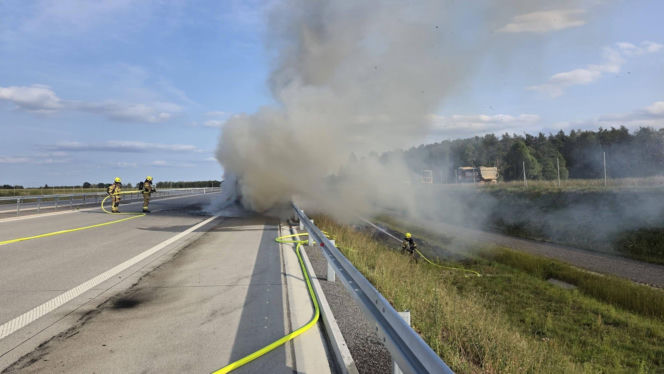 Pożar naczepy ciężarówki spowodował kilkugodzinne utrudnienia na autostradzie A2 w powiecie siedleckim