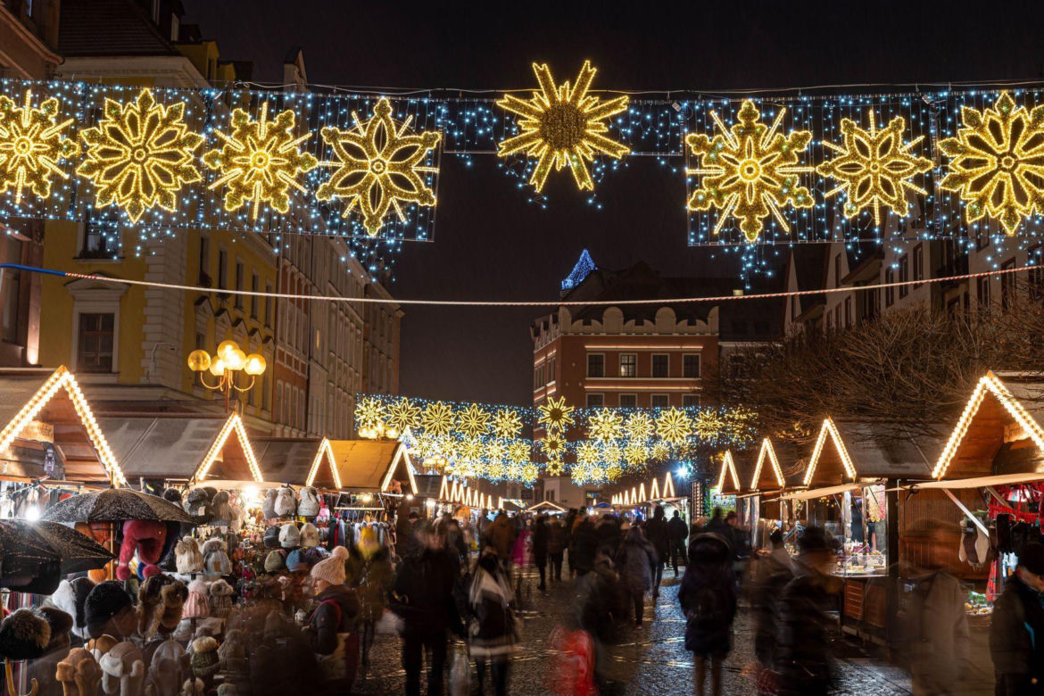 Idą święta! We Wrocławiu montują iluminacje. Na ulicach gwiazdy, śnieżynki i pająki 