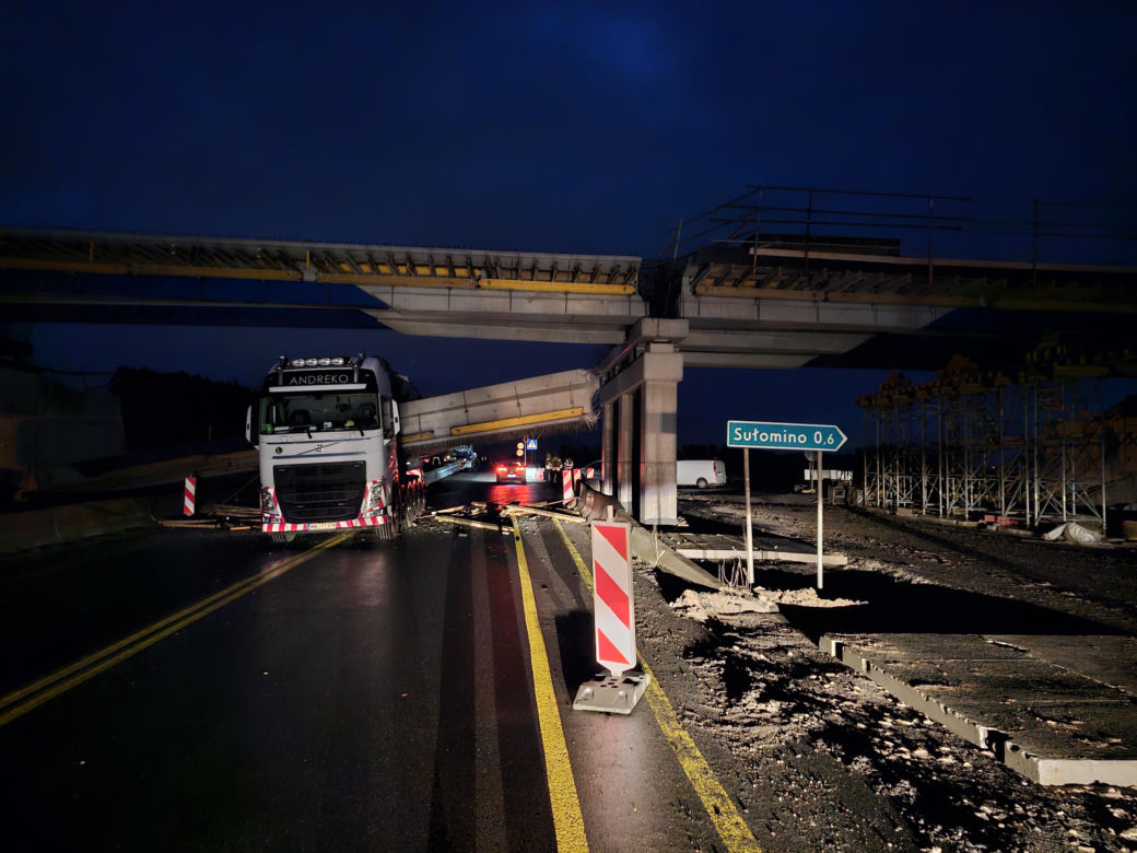 Ciężarówka wioząca śmigło wiatraka zahaczyła o wiadukt na S3