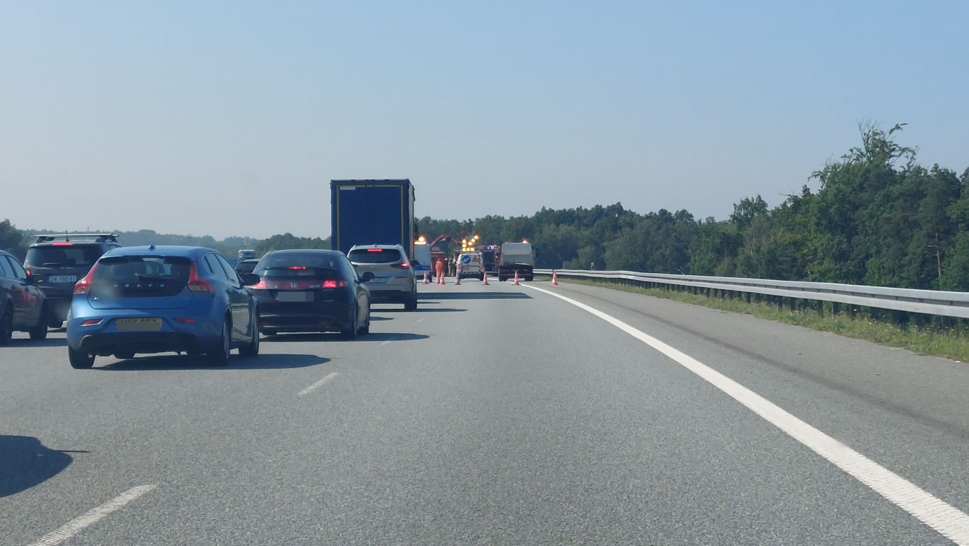 Wypadek na A1. Pożar samochodu zablokował autostradę