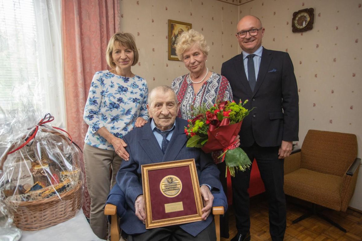 Stuletni bohater z Torunia nagrodzony za niezłomność. Historia Antoniego Gołoda porusza serca