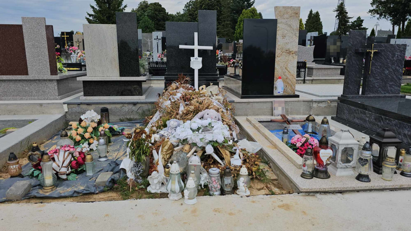 Pluszowe misie strzegą grobu Jeremiego. 3-latek zakrztusił się winogronem [GALERIA]