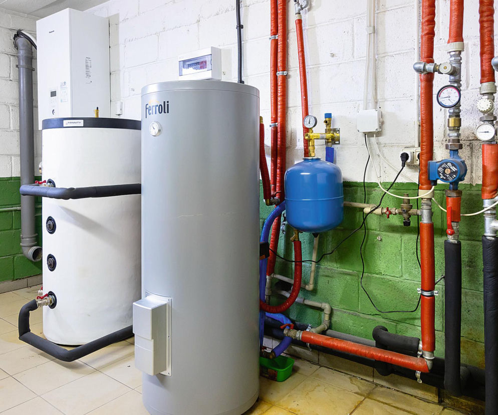 Kocioł na biomasę czy pompa ciepła: jakie ogrzewanie lepsze? Porównanie urządzeń