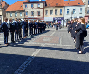 Polonez maturzystów z I LO na rynku w Ostrzeszowie